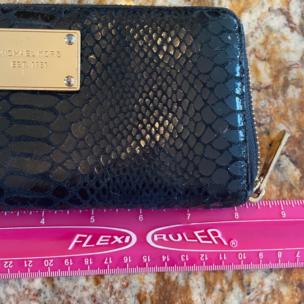 Women’s Michael Kors Black Leather Gold Hardware Reptile Zipper Wallet Preowned - Picture 7 of 9